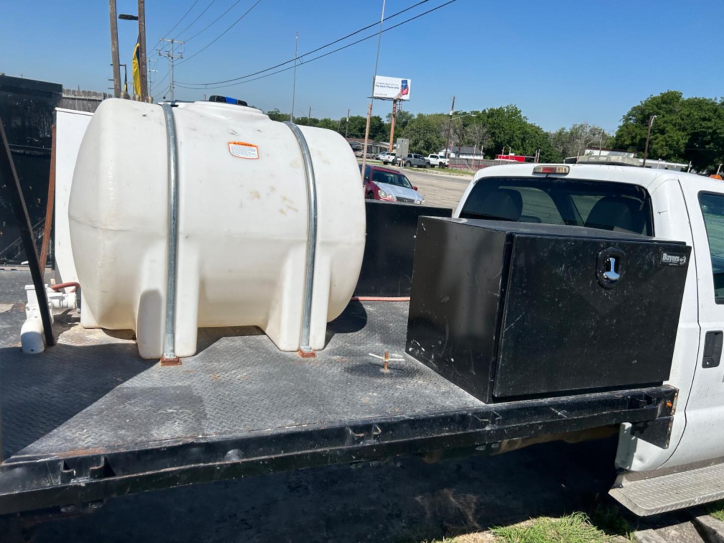 2013 White Ford F-550 (1FDUF5GTXDE) with an 6.7L V8 F OHV 32V engine, Automatic transmission, located at 1687 Business 35 S, New Braunfels, TX, 78130, (830) 625-7159, 29.655487, -98.051491 - Photo#5